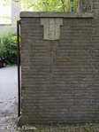 Poort originele hoofdingang. Wapen van Amsterdam.
              <br/>
              Corrie Groen- Pickhard, 2015-05-07